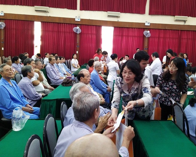 100 bệnh nhân ung thư nhận được quà Tết bất ngờ từ Phó Chủ tịch nước - Ảnh 2. 100 bệnh nhân ung thư nhận được quà Tết bất ngờ từ Phó Chủ tịch nước - Ảnh 2.