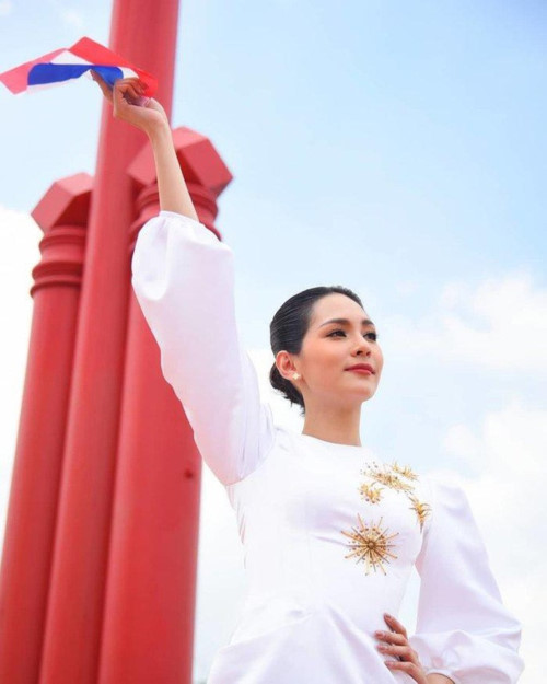 Nhan sắc rạng ngời của tân Hoa hậu Quốc tế - Ảnh 6. Nhan sắc rạng ngời của tân Hoa hậu Quốc tế - Ảnh 6.