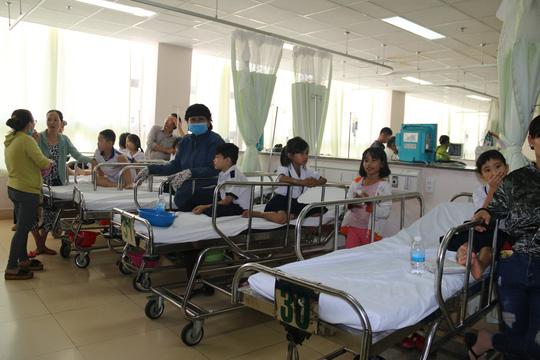 38 học sinh được đưa đến bệnh viện khẩn cấp sau bữa tiệc sinh nhật - Ảnh 1. 38 học sinh được đưa đến bệnh viện khẩn cấp sau bữa tiệc sinh nhật - Ảnh 1.