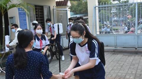 Mở cửa trường, siết chặt phòng dịch