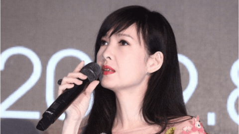 55 tuổi, Châu Huệ Mẫn vẫn trẻ đẹp gây ngỡ ngàng nhờ sự kỹ lưỡng mỗi khi đi ra khỏi nhà