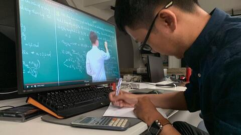 Không "lạm dụng" học thêm trực tuyến