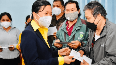 "Mai Vàng nhân ái" trao quà Tết cho 12 nghệ sĩ các tỉnh miền Tây