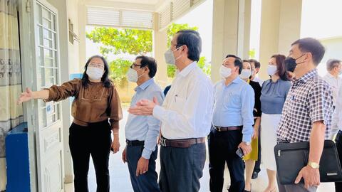 Thứ trưởng Nguyễn Văn Phúc kiểm tra điều kiện dạy học trực tiếp tại Đồng Nai