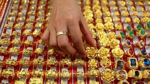 Giá vàng hôm nay lao dốc không phanh