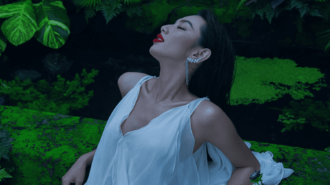 Hoa hậu Thùy Tiên khoe loạt ảnh hút hồn dưới nước