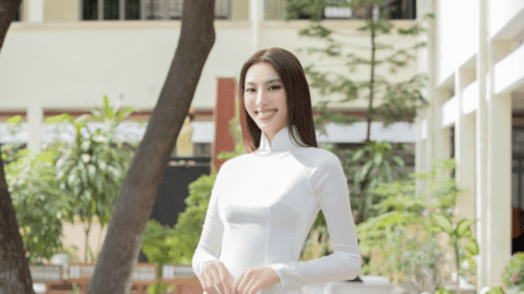 Hoa hậu Thùy Tiên diện áo dài duyên dáng, tri ân thầy cô ngày về trường cũ