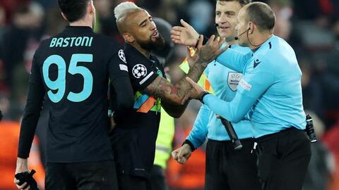 Sao Inter Milan nhận thẻ đỏ, huyền thoại chê trọng tài "không biết đá bóng"