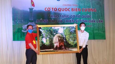 Trao tặng 10.000 lá cờ Tổ quốc cho đồng bào, chiến sĩ vùng biên giới thuộc tỉnh Đắk Lắk
