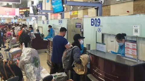 Giá vé máy bay nhấp nhổm tăng theo giá xăng dầu