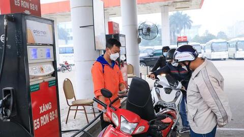 Giảm thuế môi trường, giá xăng giảm 2.200 đồng/lít