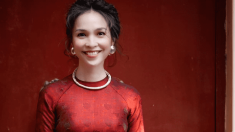 Ca sĩ Hiền Thục lại rao bán quần áo, giáy dép để làm từ thiện