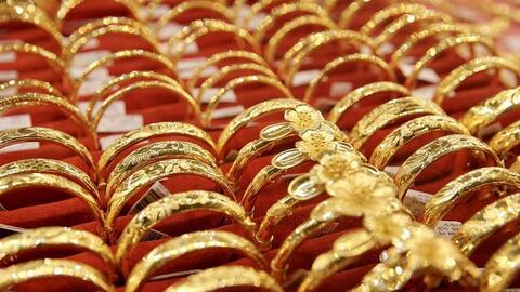 Giá vàng hôm nay lao dốc mạnh, có nên mua vào?