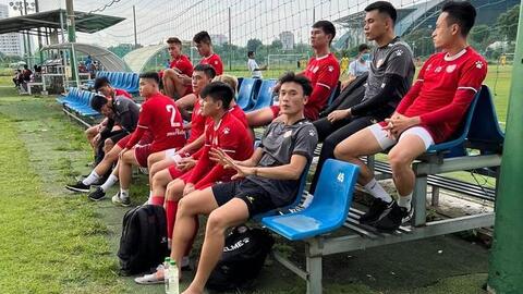 Cầu thủ TP HCM ngừng tập đòi quyền lợi
