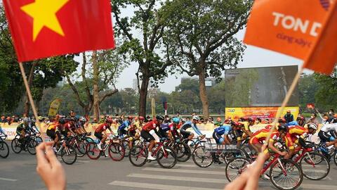 Cúp Truyền hình TP HCM 2022: Quàng Văn Cường đoạt cú đúp Áo vàng, Áo xanh