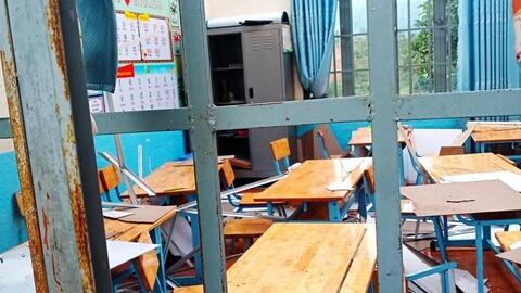 Lốc xoáy khủng khiếp làm tốc mái 2 phòng học, 3 học sinh bị thương
