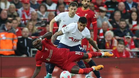 Liverpool - Tottenham chia điểm nảy lửa ở Anfield, Man United thua tan nát