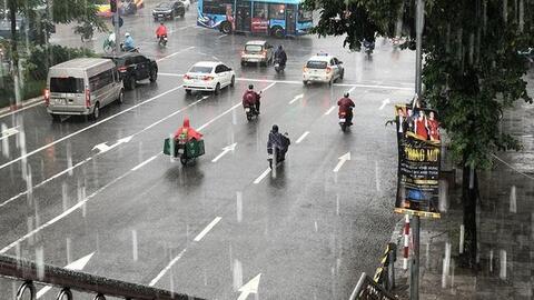 Thông tin mới nhất về đợt mưa dông do không khí lạnh hiếm gặp