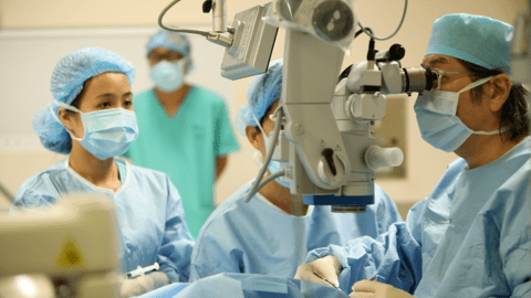 Lấy lại thị lực cho bé trai bị giác mạc chóp