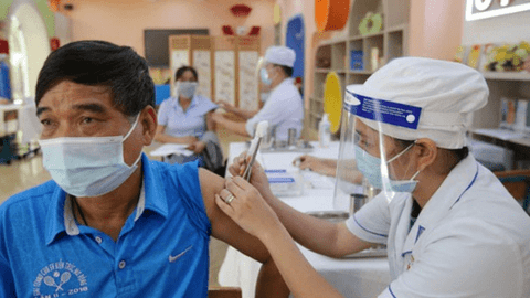 Tiêm vắc-xin mũi nhắc lại, lợi nhiều hơn hại