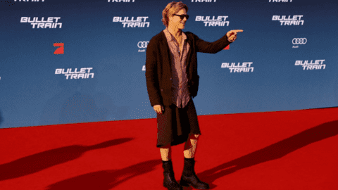 Brad Pitt mặc váy trên thảm đỏ gây sốt