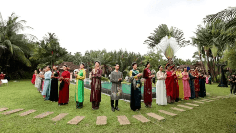 Tôn vinh văn hoá hầu đồng qua bộ sưu tập áo dài "Dạ Yến Nhà Quan"