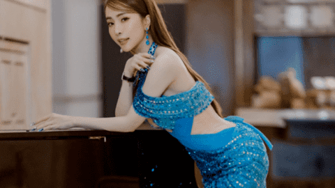 Quỳnh Nga diện đồ cực "bốc lửa", quấn quýt bên trai đẹp Việt Anh