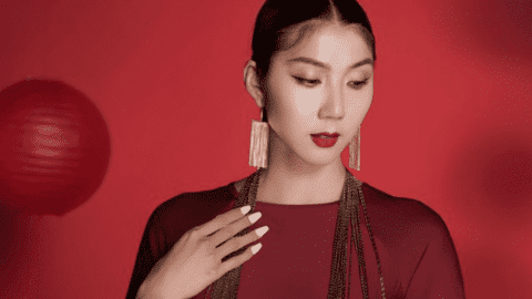 Ngọc Quyên khoe dáng trong loạt áo dài đơn sắc