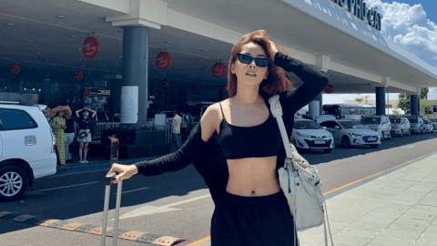 Chi Pu - cô bạn thân của Linh Rin biến sân bay thành sàn catwalk nhờ style cực chất