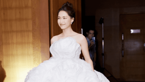 Hòa Minzy gây sốt với chiếc váy phát sáng