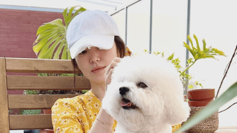 Song Hye Kyo khoe khoảnh khắc bình yên bên cún cưng, nhưng mặt mộc hoàn hảo mới là tiêu điểm