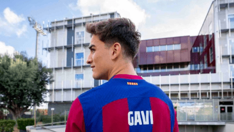 Nén đau thi đấu, Gavi đạt cột mốc lịch sử cùng Barcelona