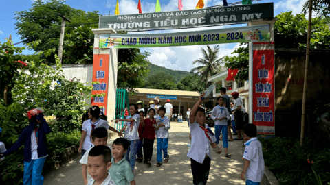 Bữa ăn, chốn ở đong đầy tình thương mà học sinh vùng cao Nghệ An được nhận từ các thầy, cô