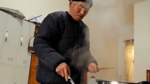 Khi chồng mất bị bố chồng đuổi khỏi nhà, 5 năm sau cô gái tái hôn nhận được lá thư bất ngờ
