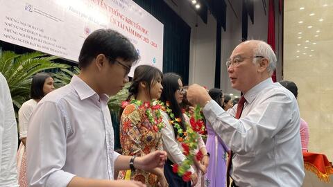 Học bổng khuyến tài tiếp tục gieo mầm ước mơ