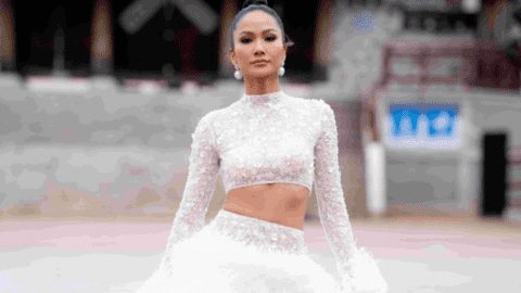 Hari Won, H’Hen Niê catwalk trong mưa rét ở Hàn Quốc