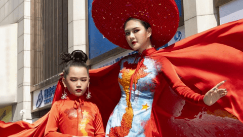NTK Thạch Linh cùng mẫu nhí Thiệu Vy mang áo dài bản đồ Việt Nam ra nước ngoài
