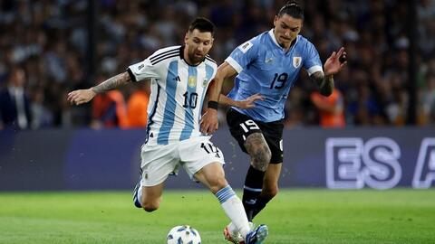 Messi thành "tội đồ" của Argentina, Brazil thua ngược tại Colombia