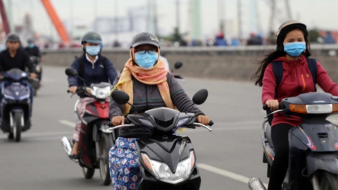 Mưa rét chưa kết thúc, người dân miền Bắc lại phải cần ô, áo mưa để ra đường