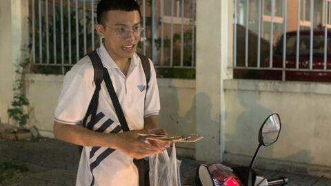 Sinh viên bán bao lì xì, kiếm tiền đóng học phí