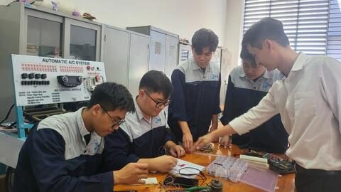 Ngành thiết kế vi mạch bán dẫn có gì hot mà đại học ồ ạt tuyển sinh 2024?