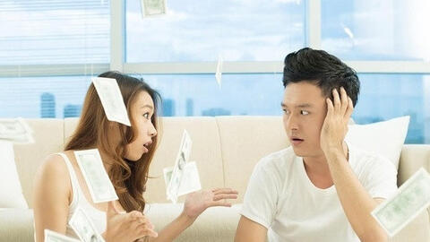Mở phong bì thưởng Tết của chồng, vợ sững sờ thấy dòng chữ phía trên