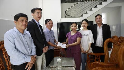 Đà Nẵng: Con gái cựu binh Gạc Ma nhận học bổng toàn phần