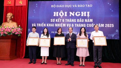 Bộ GD&ĐT tuyên dương nhiều tập thể, cá nhân