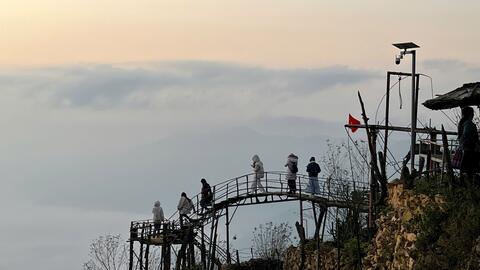 Đón bình minh với bồng bềnh mây luồn Hang Kia