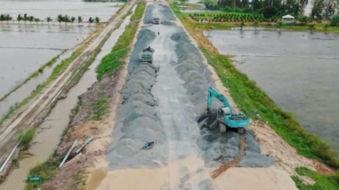 Công nhân thi công cao tốc xuyên Tết Dương lịch