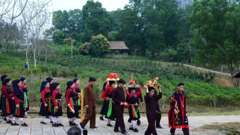 Trang nghiêm lễ xuống đồng, rộn ràng hội xuân Cao Lan