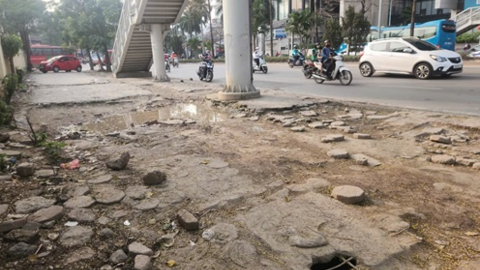 Nhiều tuyến vỉa hè ở Hà Nội xuống cấp, mất an toàn cho người đi bộ