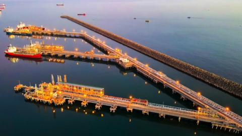 Giá xăng dầu biến động, nhiều người Hà Nội tranh thủ đổ đầy bình