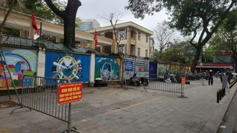 Phường Kim Liên lắp rào chắn, ngăn ô tô lấn chiếm vỉa hè cổng trường